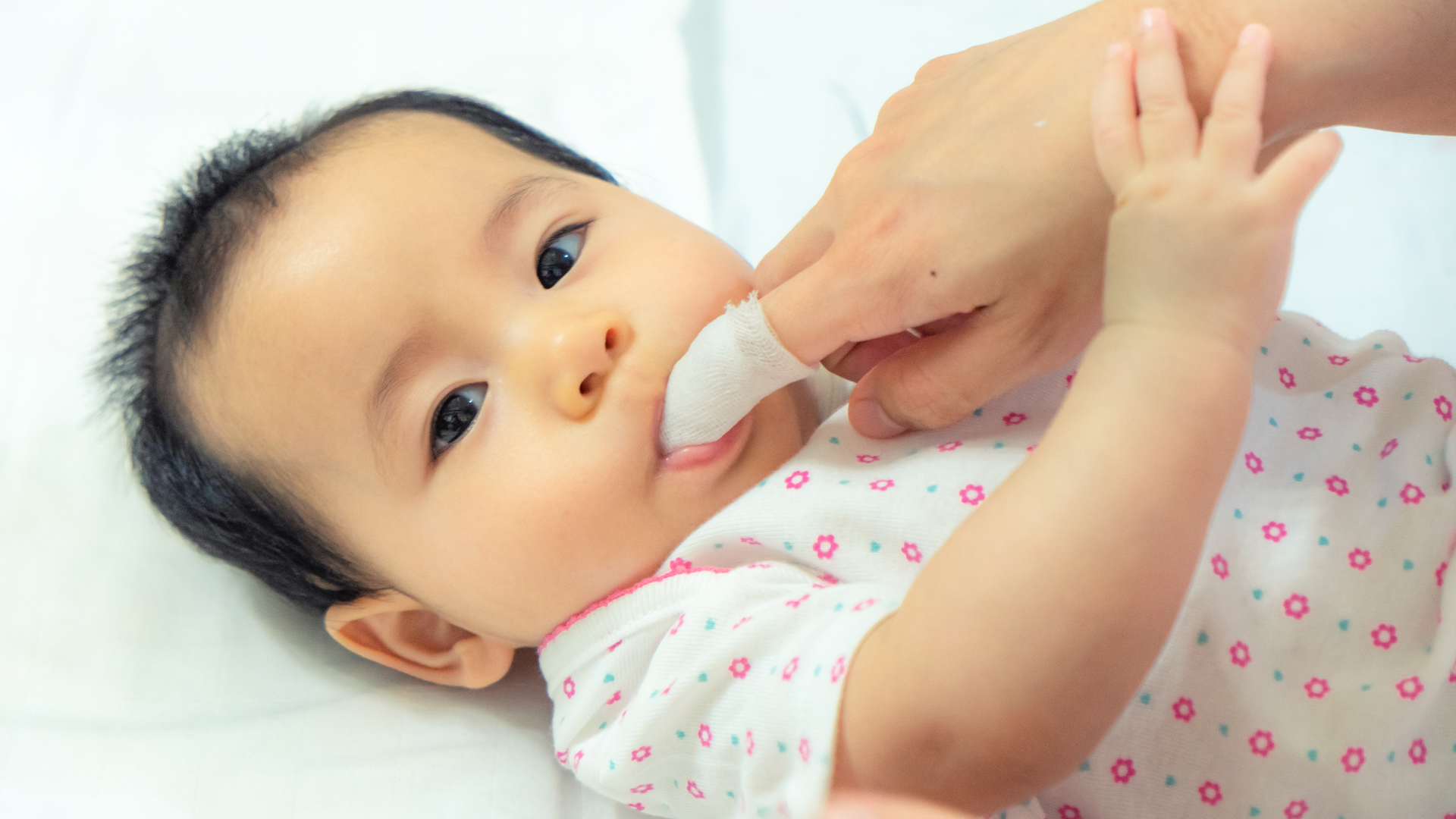 Thực hiện vệ sinh miệng cho trẻ đúng cách giúp bé dễ chịu hơn