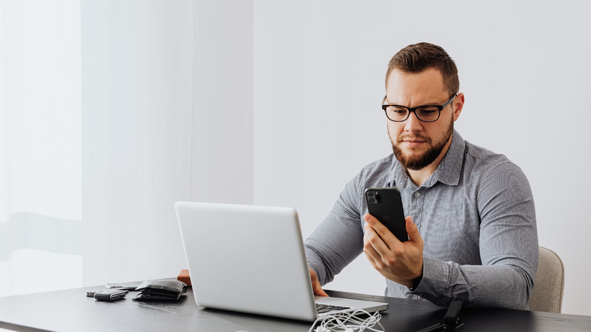 Ngồi làm việc đúng tư thế là cách phòng ngừa tình trạng vẹo cổ hiệu quả