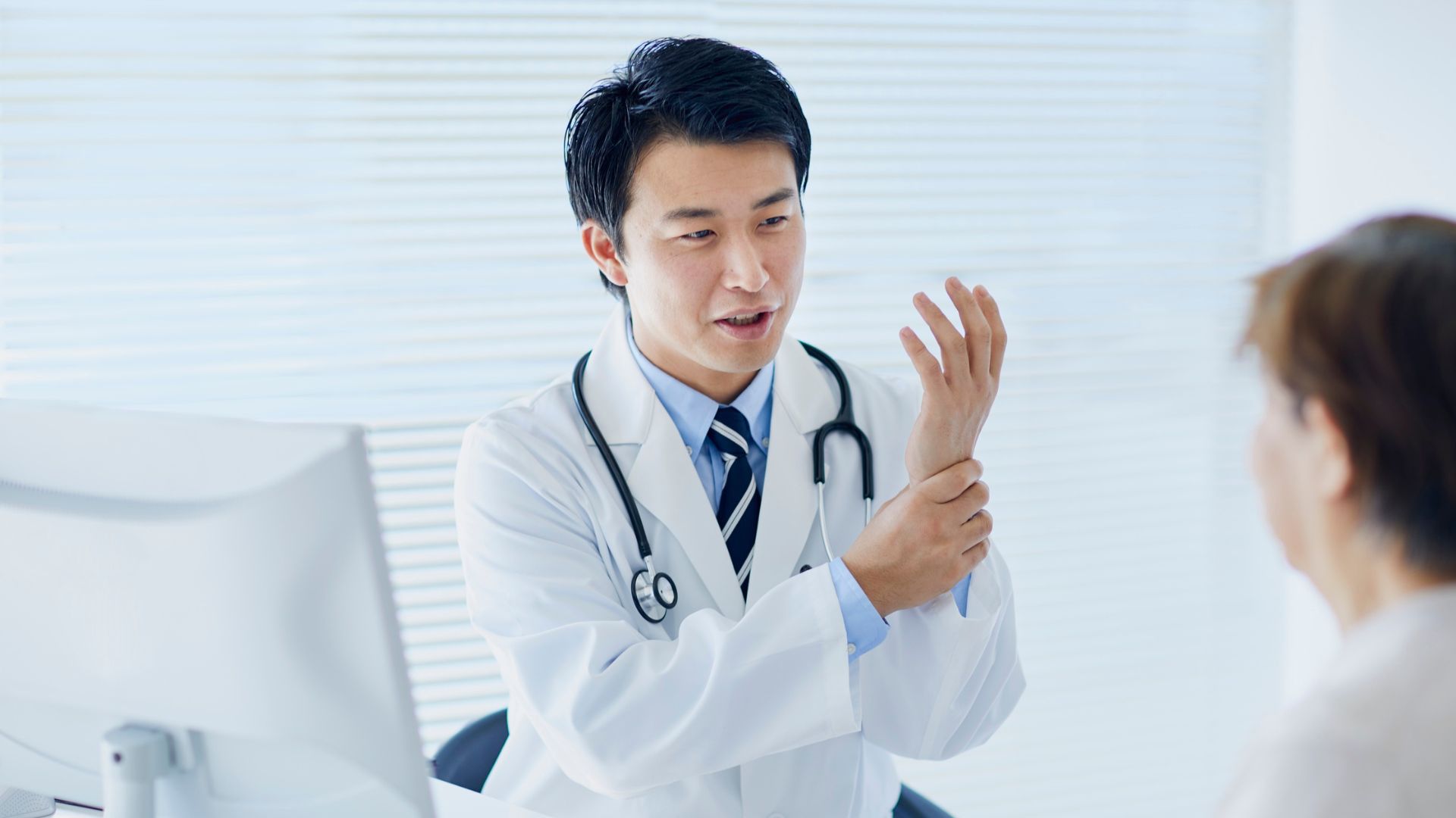 Nếu vết bầm lan rộng, đau kéo dài hoặc kèm sưng đỏ, nên đi khám để được kiểm tra an toàn