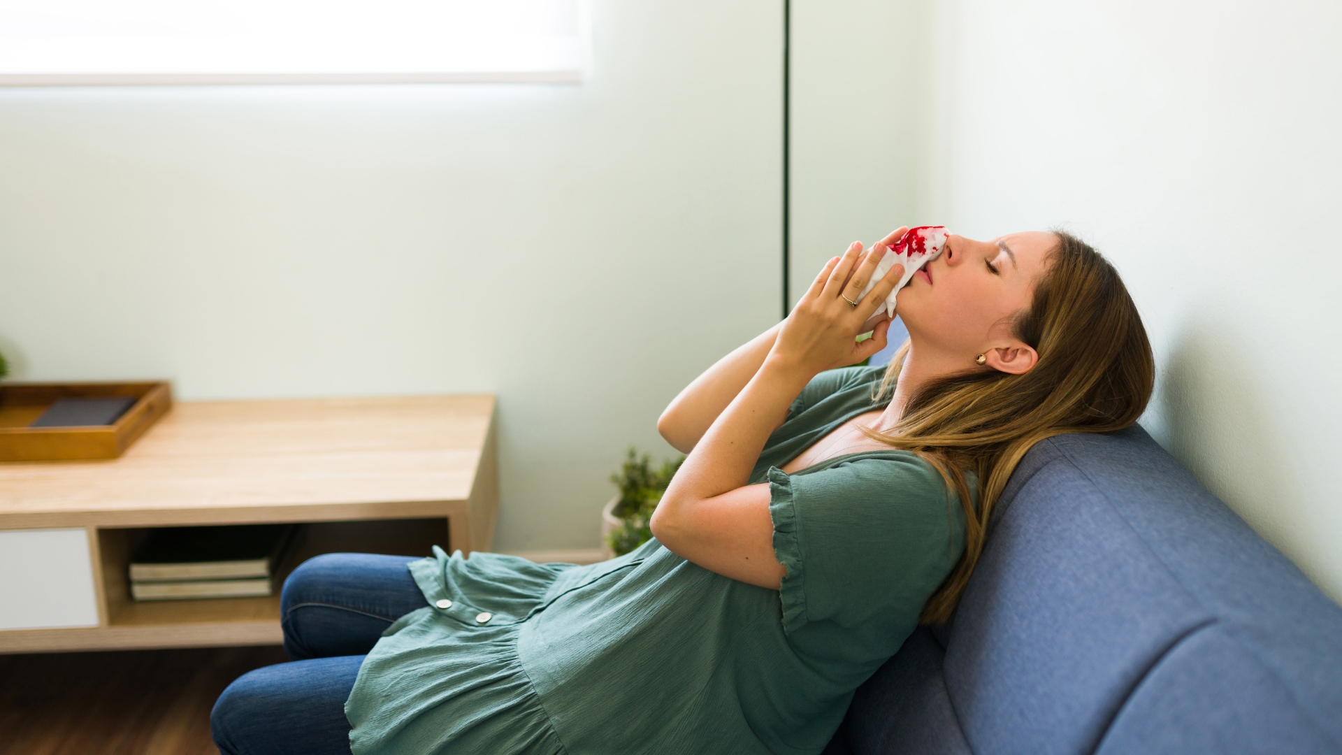 Vết bầm xuất hiện tự phát không do va đập, kèm các bất thường như chảy máu mũi, chảy máu chân răng cần được chú ý và cân nhắc thăm khám