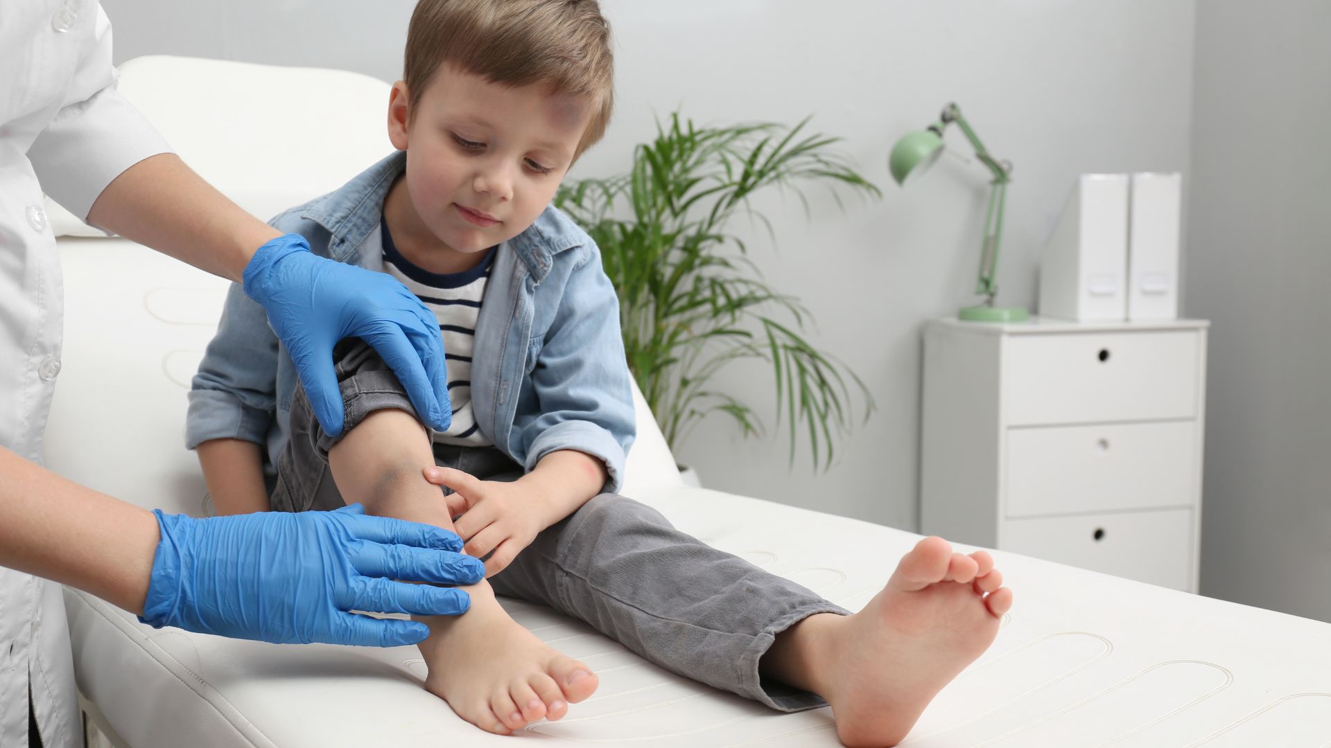 Nếu bầm tím xuất hiện thường xuyên, nên thăm khám để xác định nguyên nhân sớm