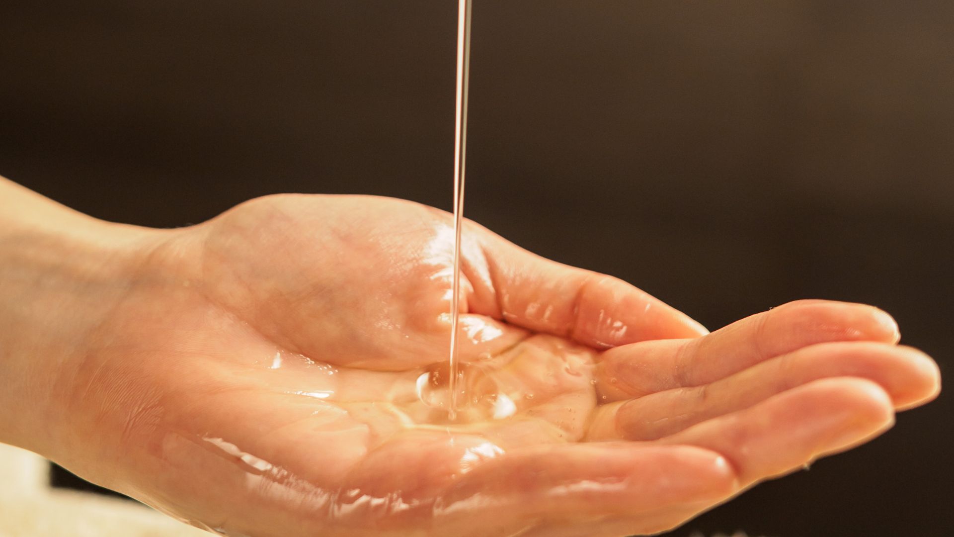 Massage nhẹ vùng sẹo với dầu vitamin E giúp mô sẹo mềm hơn