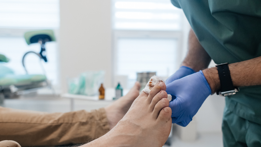 Phẫu thuật hoặc dẫn lưu ổ nhiễm trùng khi có ổ mủ, hoại tử hoặc sinh hơi