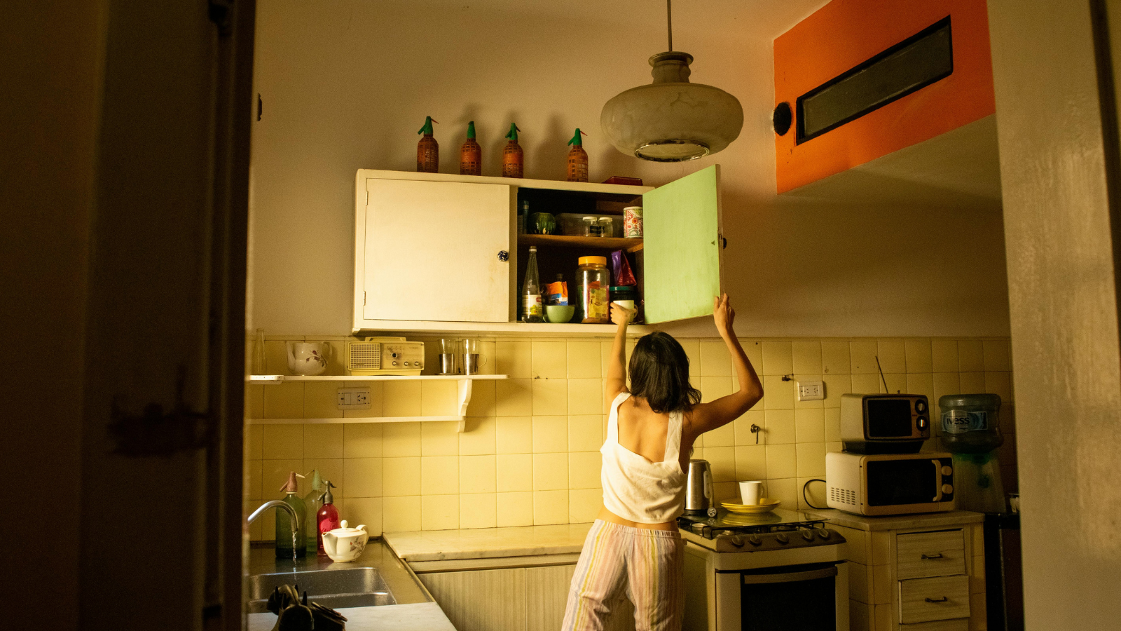 Vì sao bà bầu không được với tay là thắc mắc của nhiều người