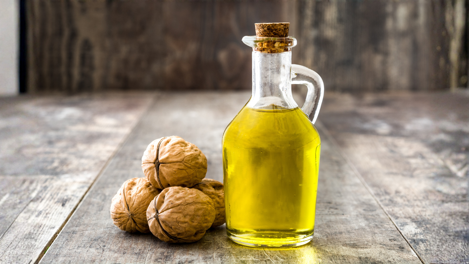 Dầu óc chó giàu omega-3, một dưỡng chất quan trọng cho sự phát triển não bộ và thị giác của trẻ