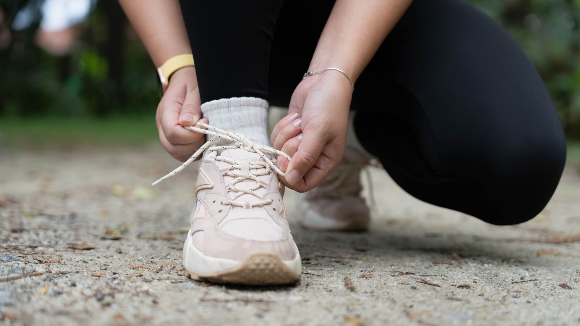 Lựa chọn giày chạy phù hợp cũng giúp bạn hạn chế tình trạng bị đau đầu gối khi chạy