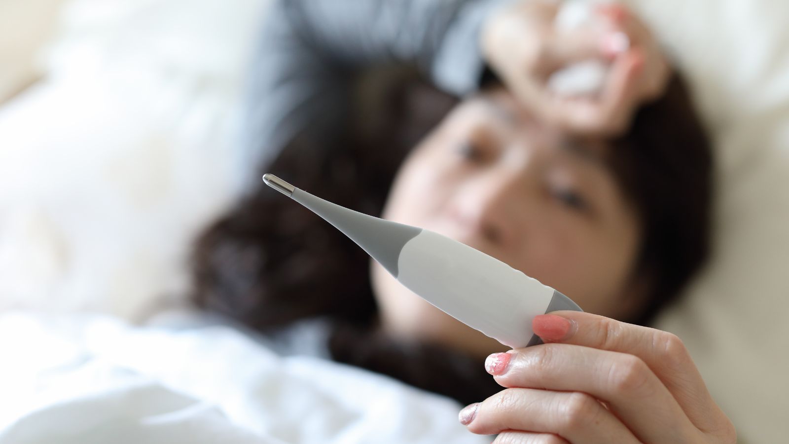 Sau khi tiêm nếu bạn sốt cao kéo dài, hãy tới ngay cơ sở y tế