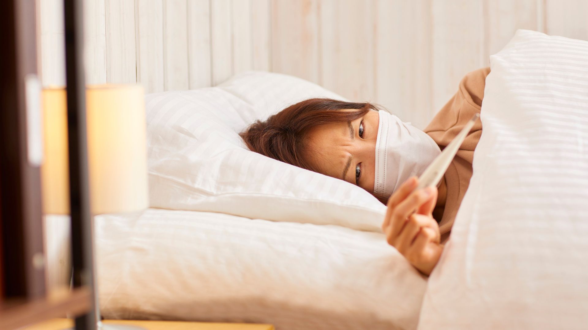 Người nhiễm virus có thể khởi phát với các triệu chứng không đặc hiệu như sốt, đau đầu, đau cơ, nôn ói,...