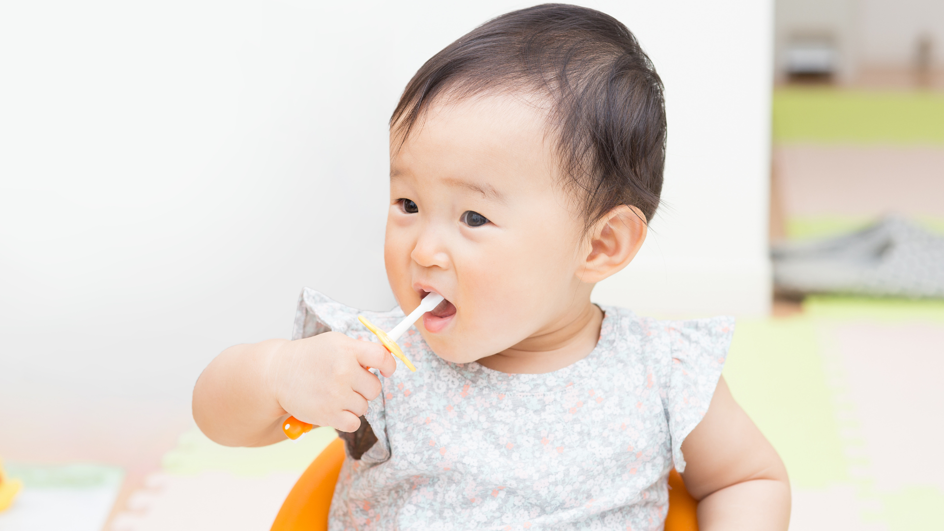 Khi bé bắt đầu mọc răng, hãy tập cho bé đánh răng mỗi ngày để giữ sạch răng miệng