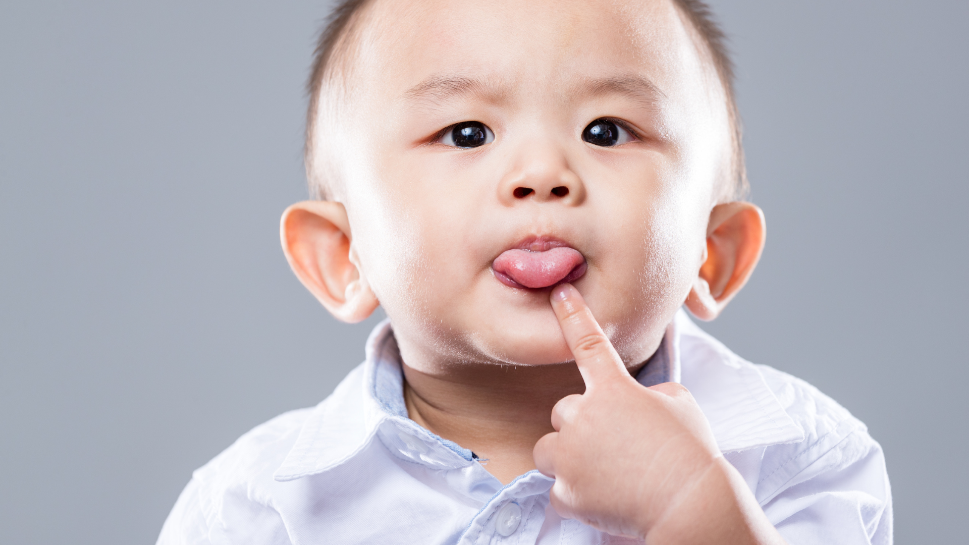 Nên chọn thời điểm bé đang đói để tránh tình trạng ói hoặc nôn trớ khi vệ sinh