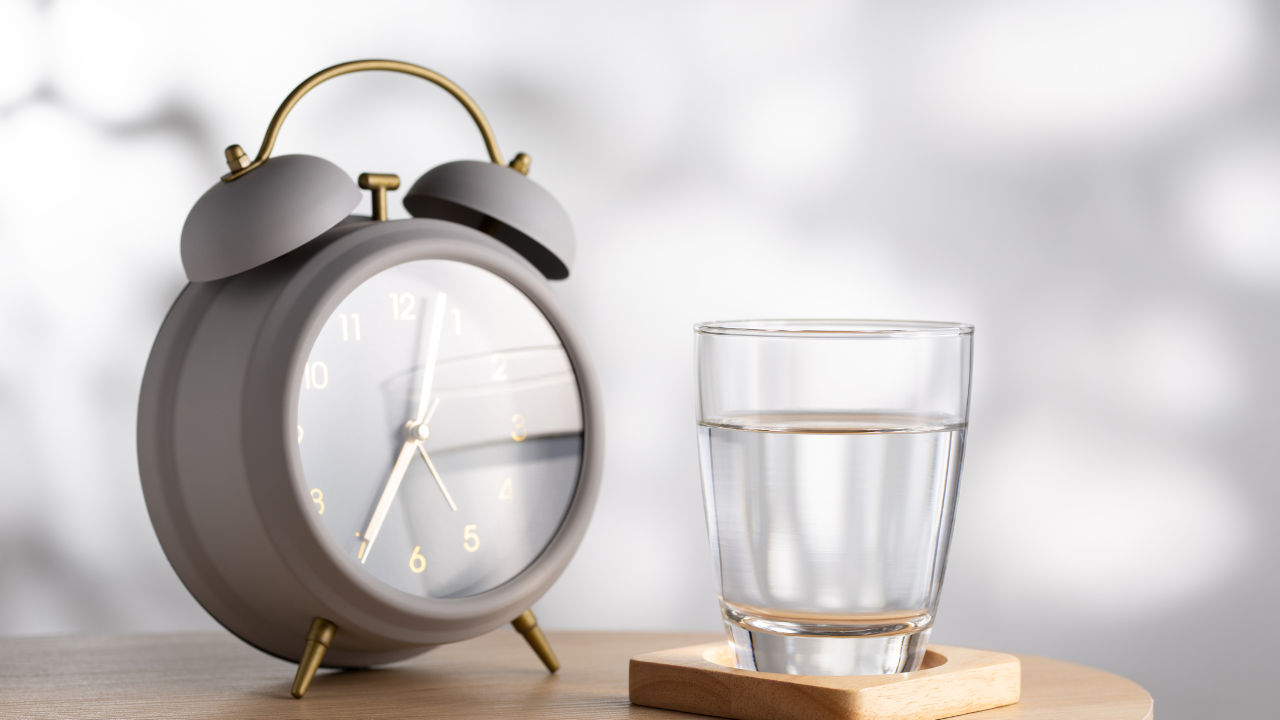 Uống đủ nước mỗi ngày giúp hạn chế sỏi thận gây đau lưng