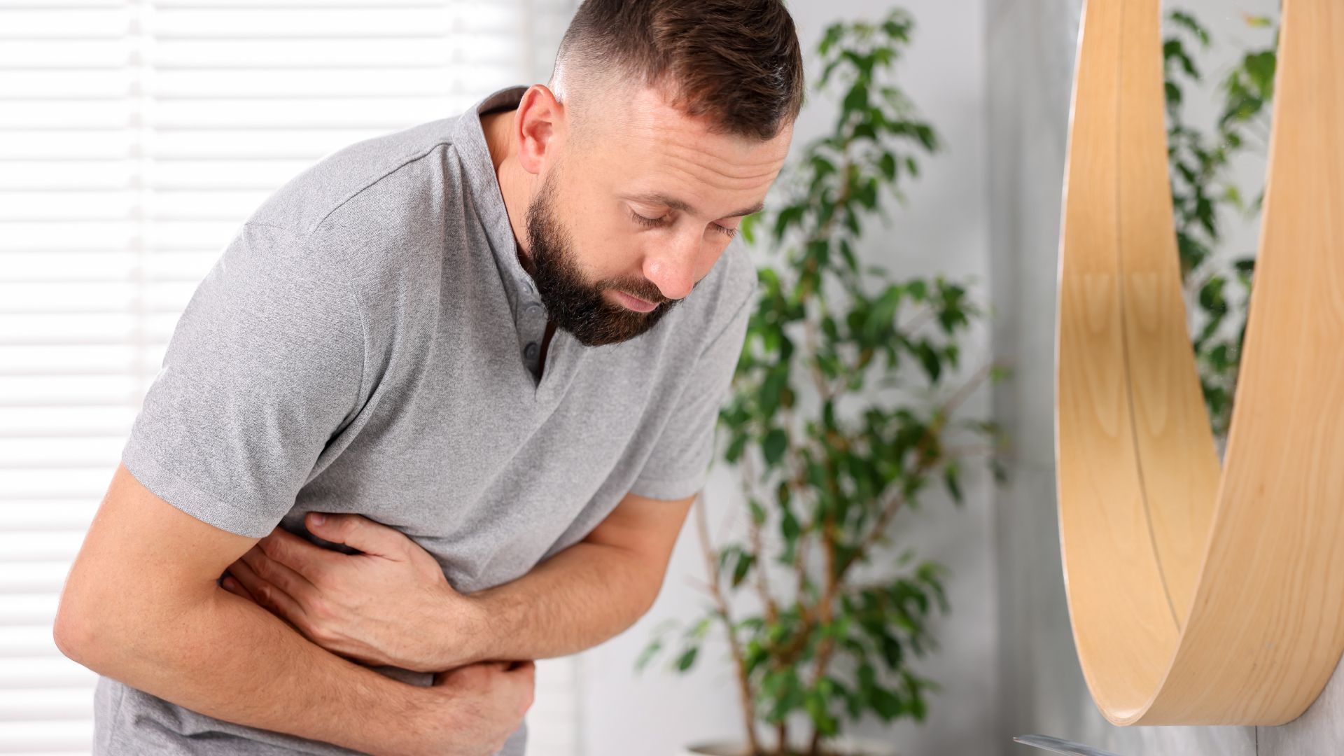 Khi đau ngực đi kèm ợ nóng, bạn nên kiểm tra cả tiêu hóa lẫn tim mạch