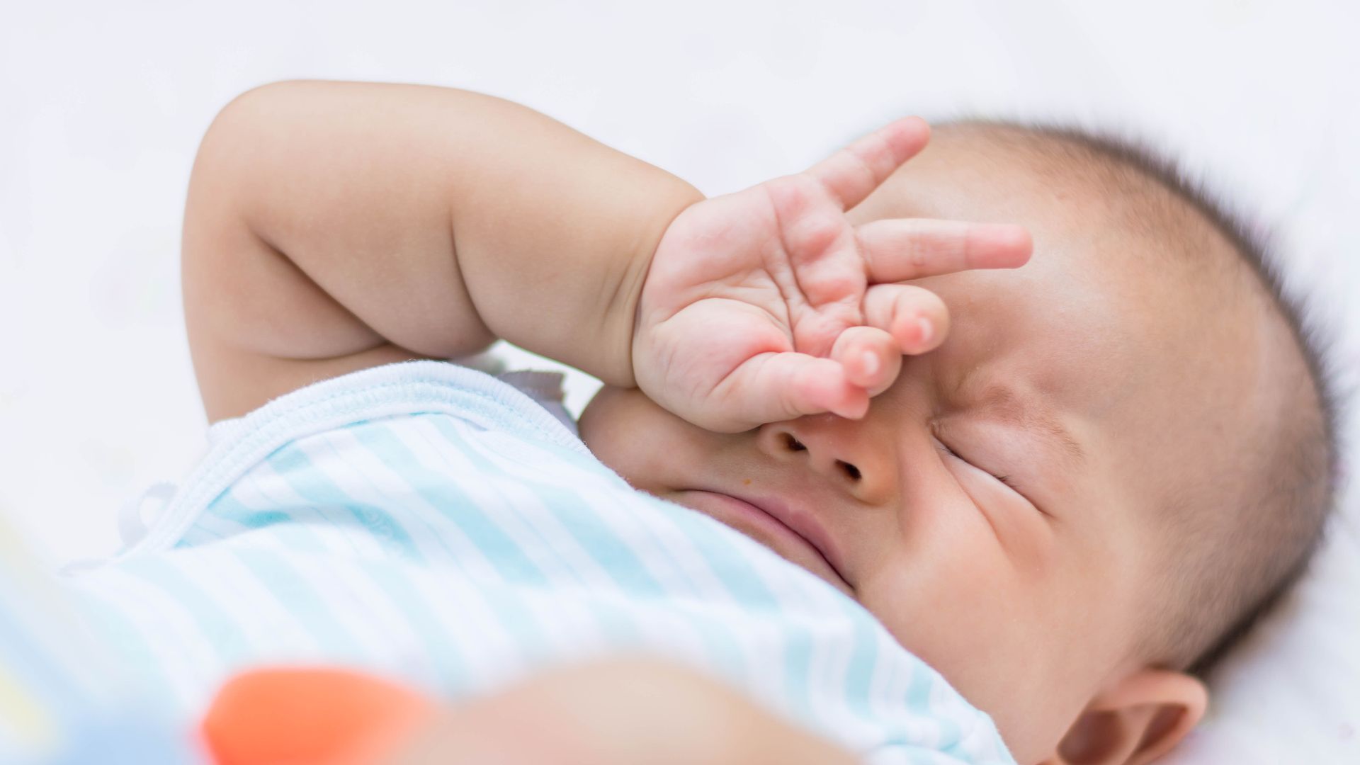 Nếu bé lắc đầu kèm co giật, khóc nhiều hay ít phản ứng, cần tham khảo bác sĩ để đảm bảo an toàn