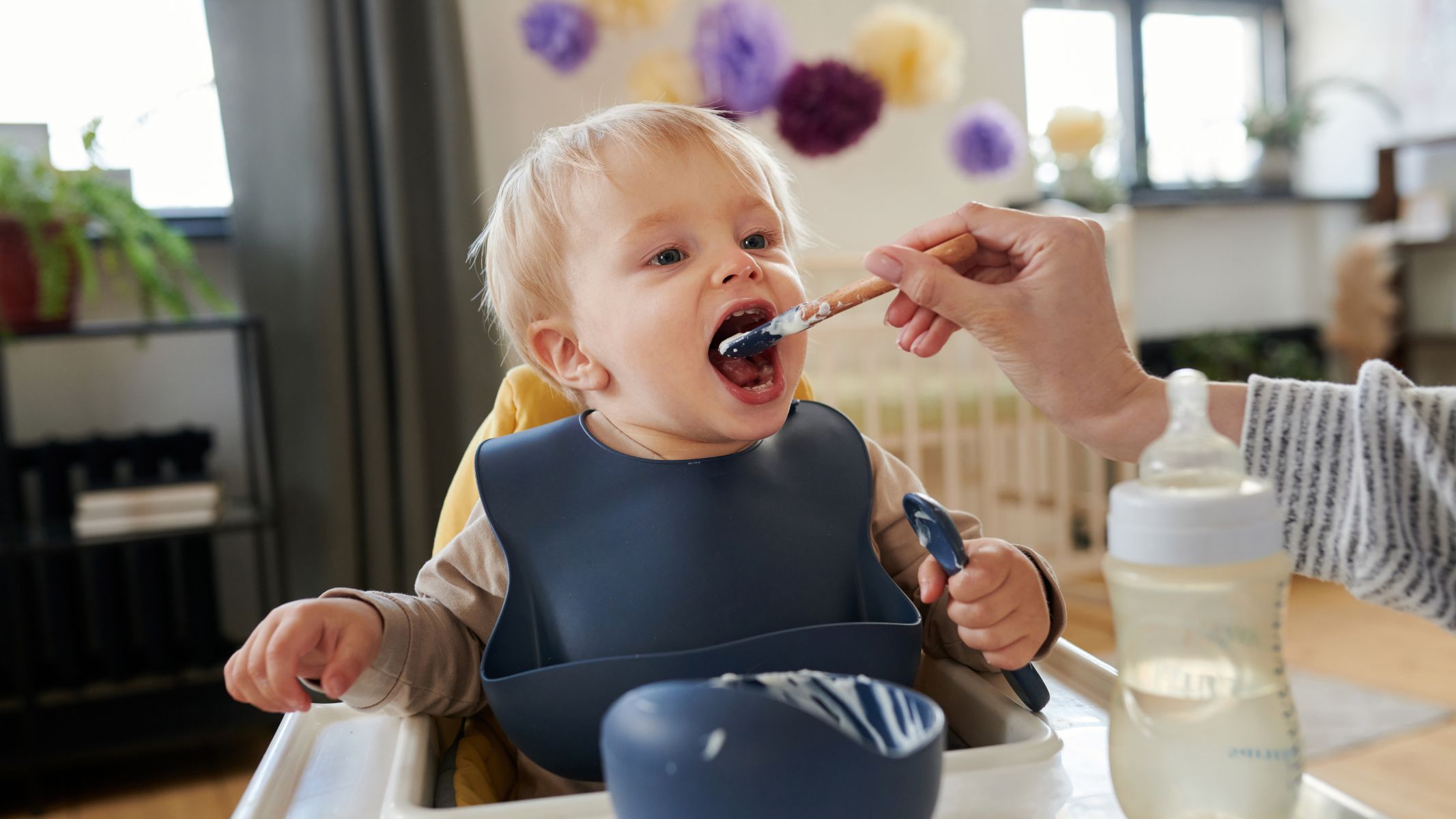 Nếu tình trạng nôn giảm, nên cho trẻ ăn lại với khẩu phần nhỏ, thực phẩm mềm, dễ tiêu hóa như cháo loãng, súp, khoai tây nghiền