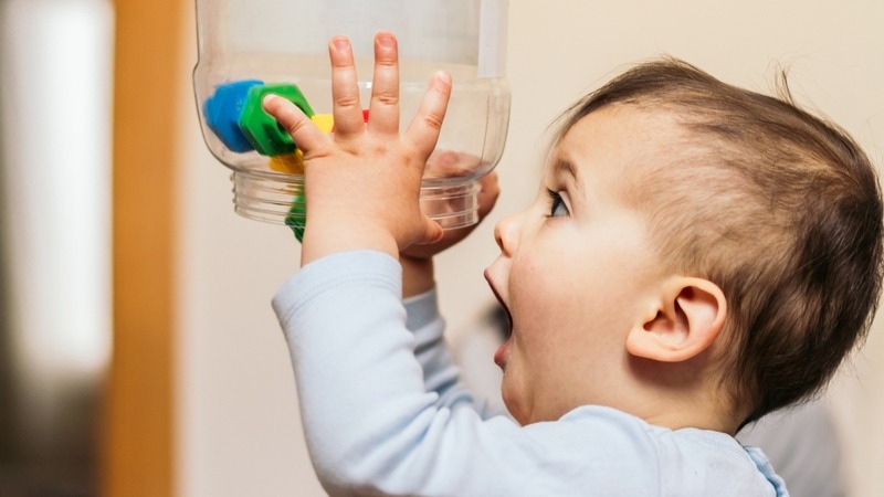 Cha mẹ cần giải thích đồ vật là để chơi bằng ngôn từ đơn giản cho trẻ hiểu