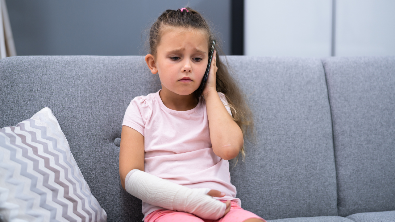 Trẻ có thể phải bó bột để cố định xương gãy