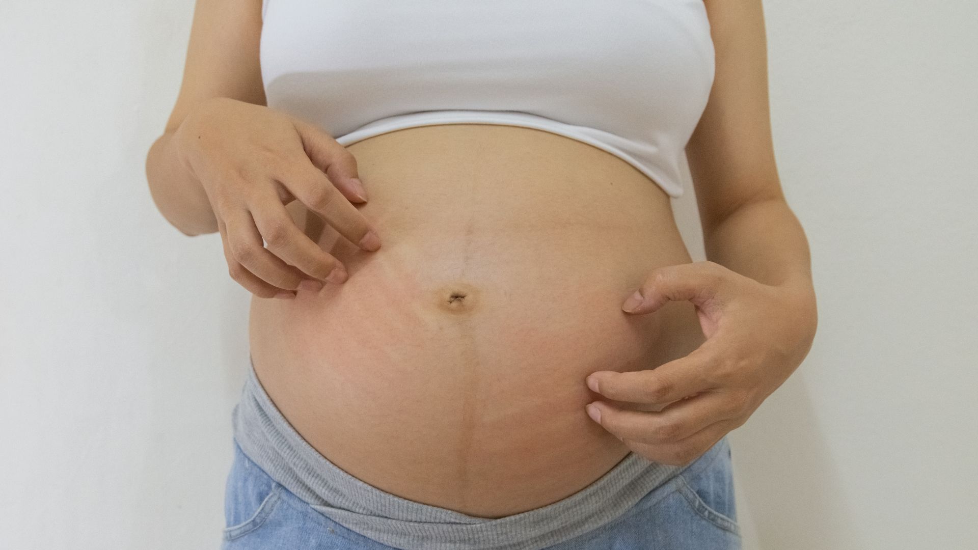 Mẹ bầu gãi bụng có ảnh hưởng đến thai nhi hay không, thực tế em bé vẫn được bảo vệ an toàn