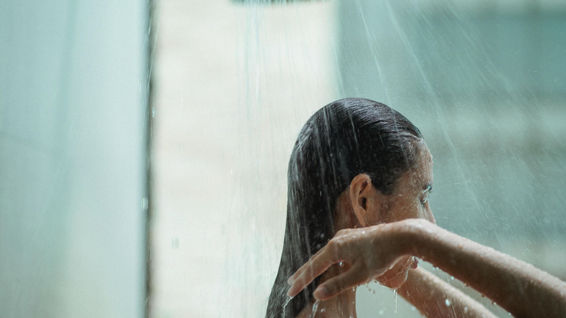 Mẹ bầu cần giữ vệ sinh hàng ngày và tránh tắm nước quá nóng để hạn chế tình trạng ngứa ở bụng