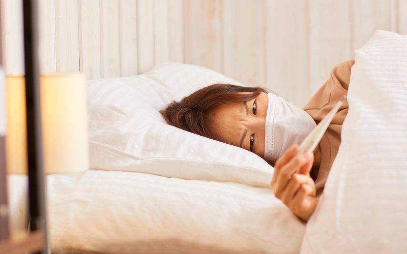 Nếu sốt cao liên tục tái diễn nên đến bệnh viện để thăm khám và điều trị kịp thời