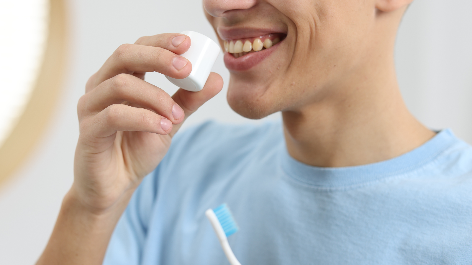 Súc miệng thường xuyên bằng nước muối sinh lý