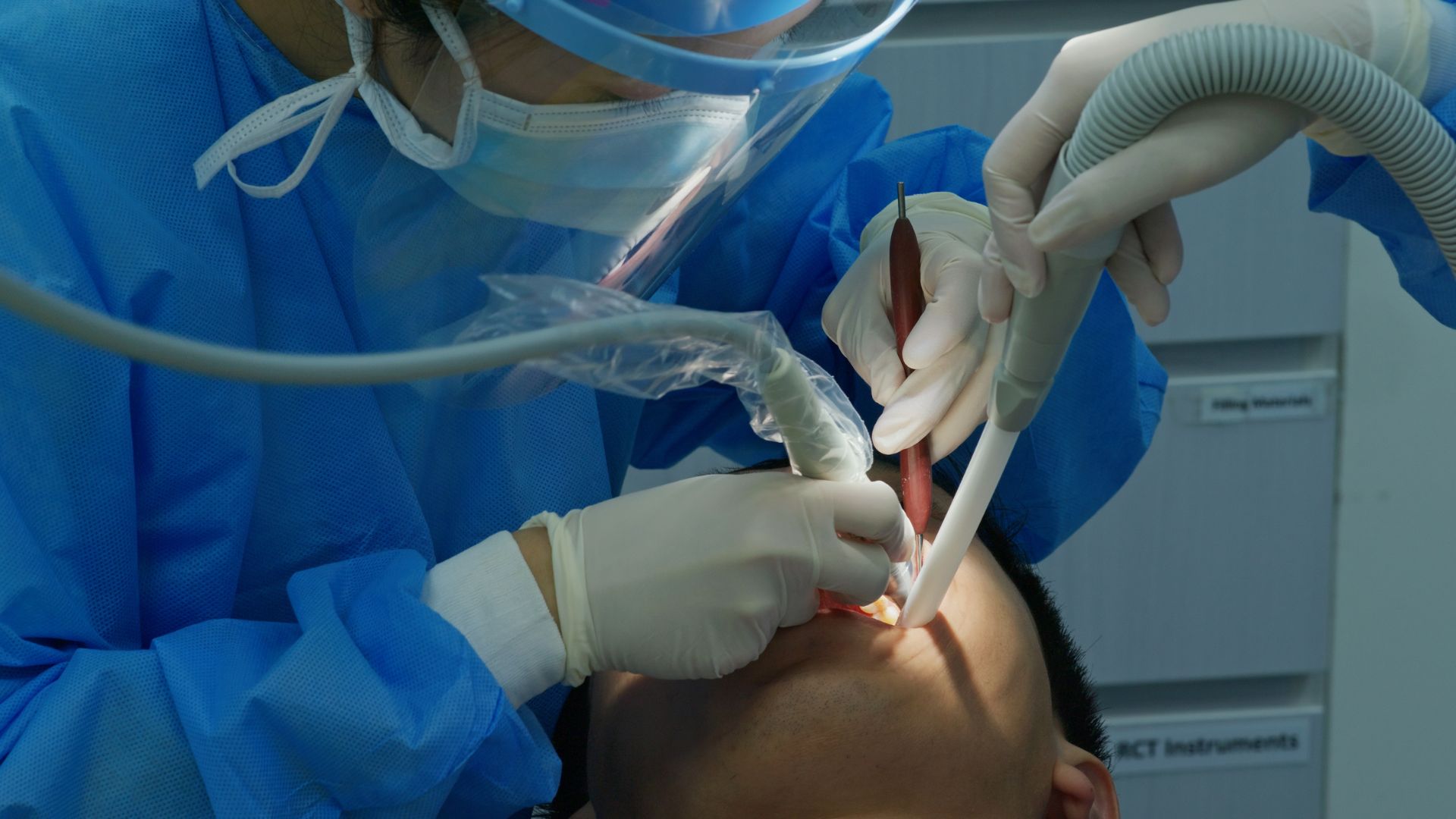 Phẫu thuật cắt amidan được chỉ định khi viêm amidan hốc mủ tái phát nhiều lần