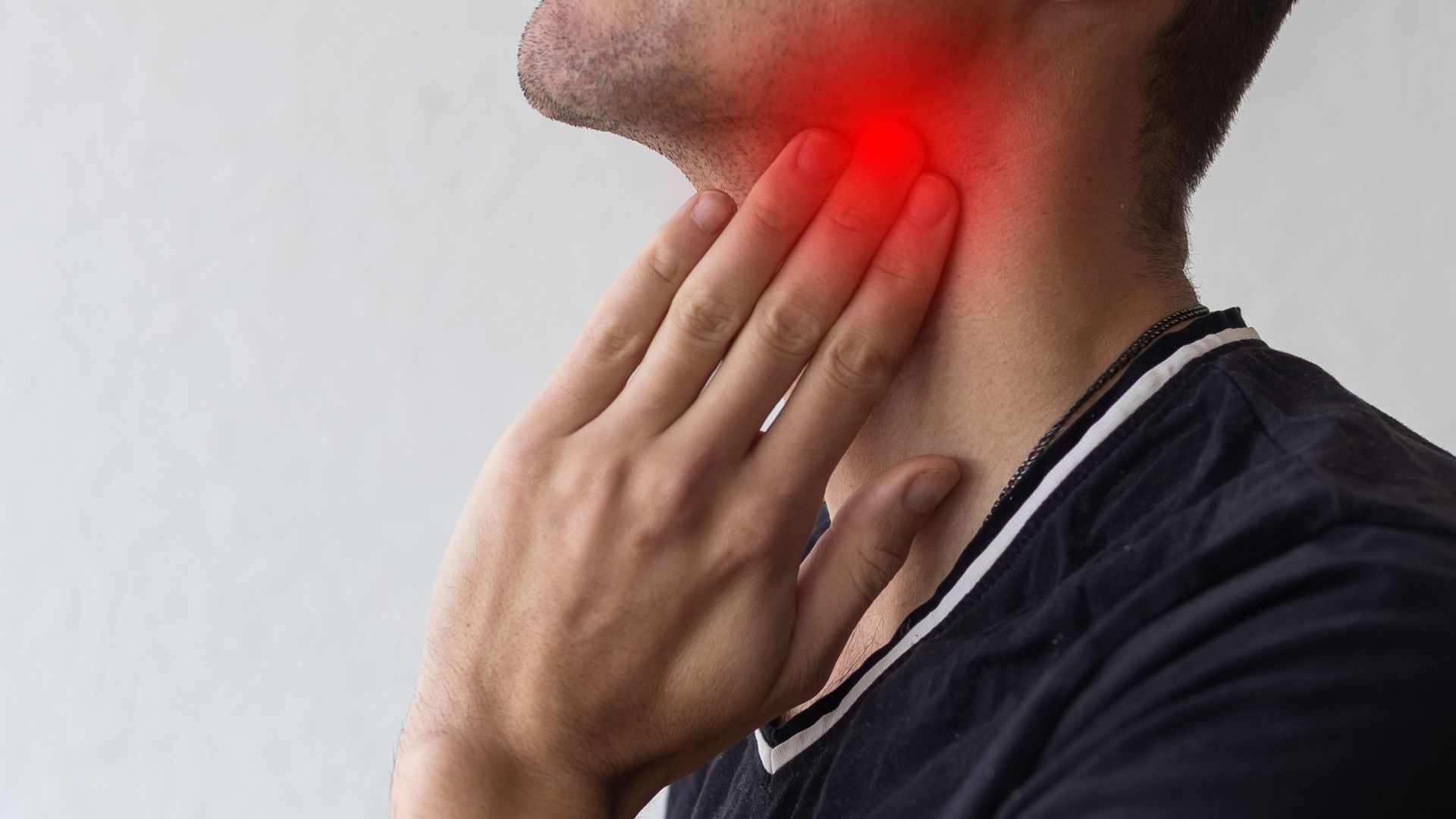 Đau họng kéo dài là một dấu hiệu nhận biết viêm amidan hốc mủ