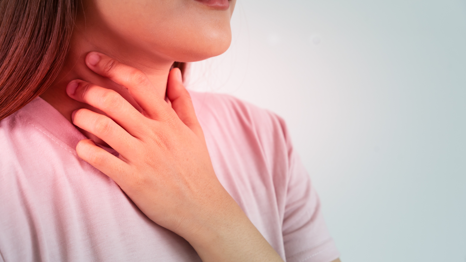 Viêm amidan quá phát độ 4 khiến hai khối amidan sưng to chạm sát vào nhau