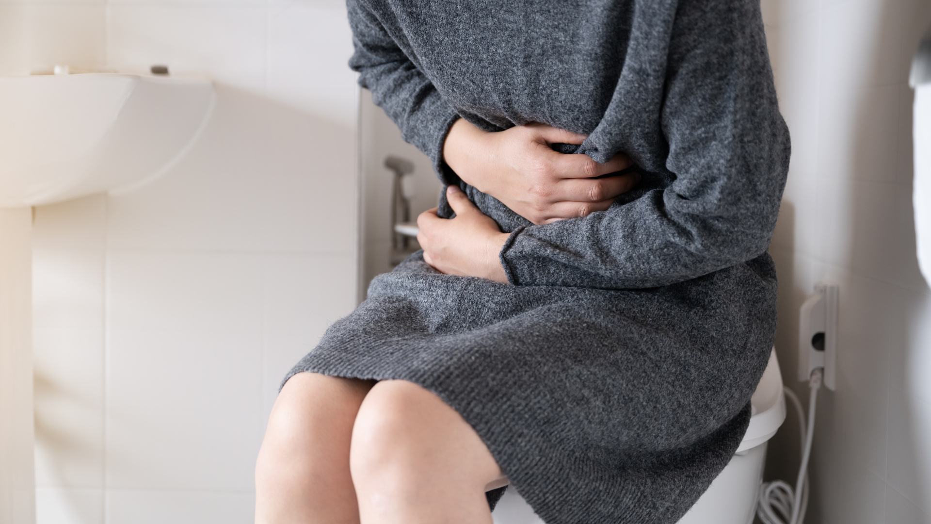 Viêm bàng quang gây khó chịu với cảm giác buồn tiểu, tiểu rắt và đau rát kéo dài