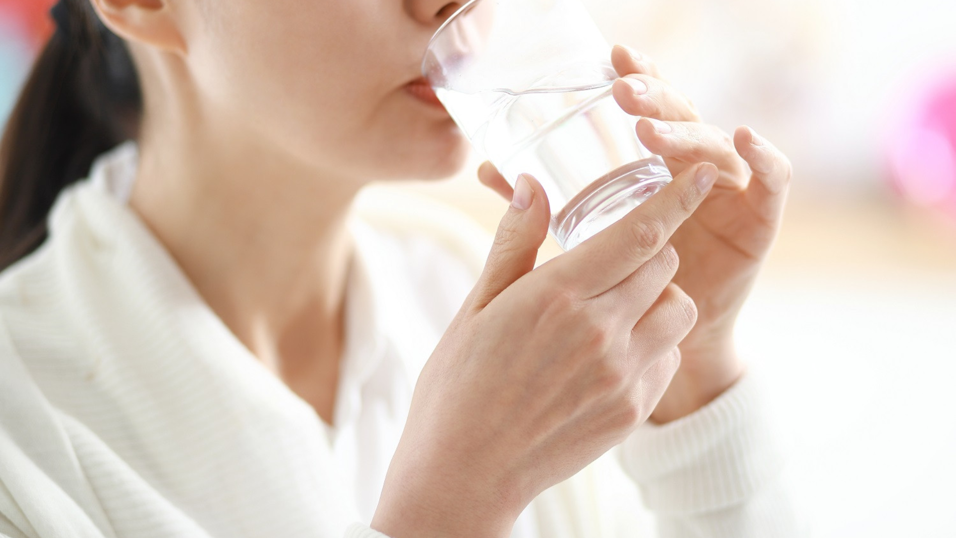 Giữ thói quen uống đủ nước mỗi ngày để bảo vệ bàng quang và hệ tiết niệu khỏe mạnh