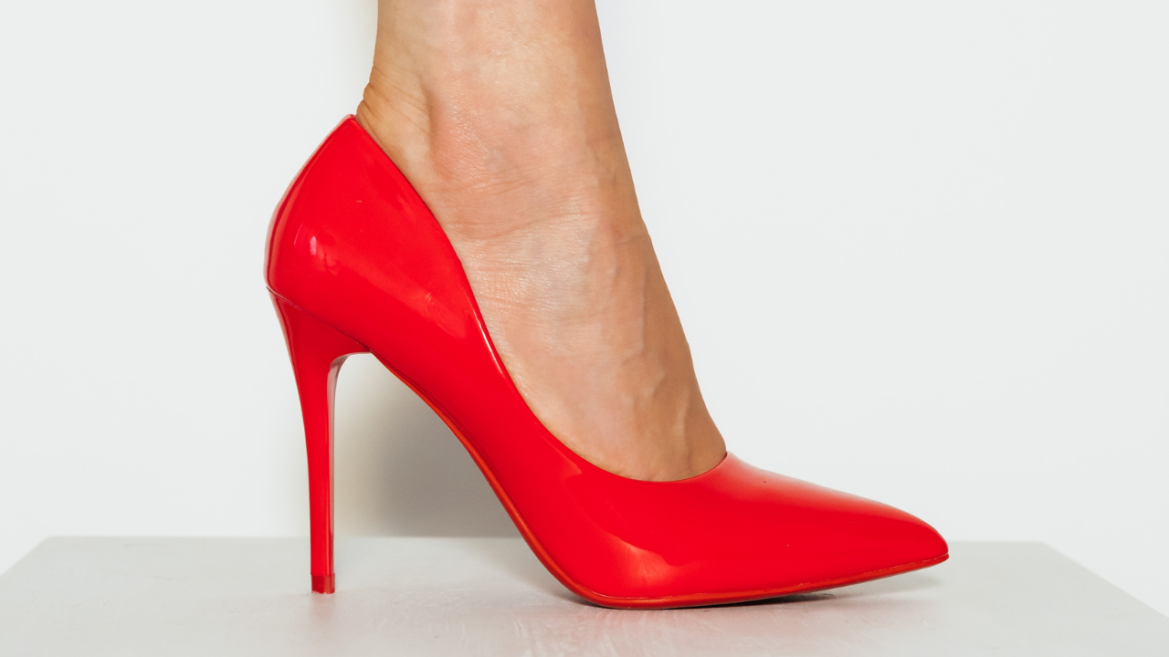 Mang giày cao gót trong thời gian dài có thể tạo áp lực liên tục lên vùng gót chân