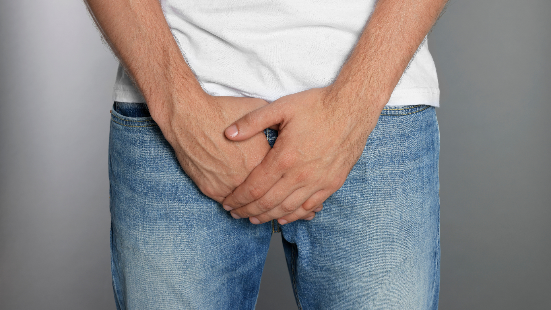 Vùng quy đầu có thể nổi mẩn đỏ, sưng nề, gây đau khi vệ sinh, tiểu tiện hoặc quan hệ