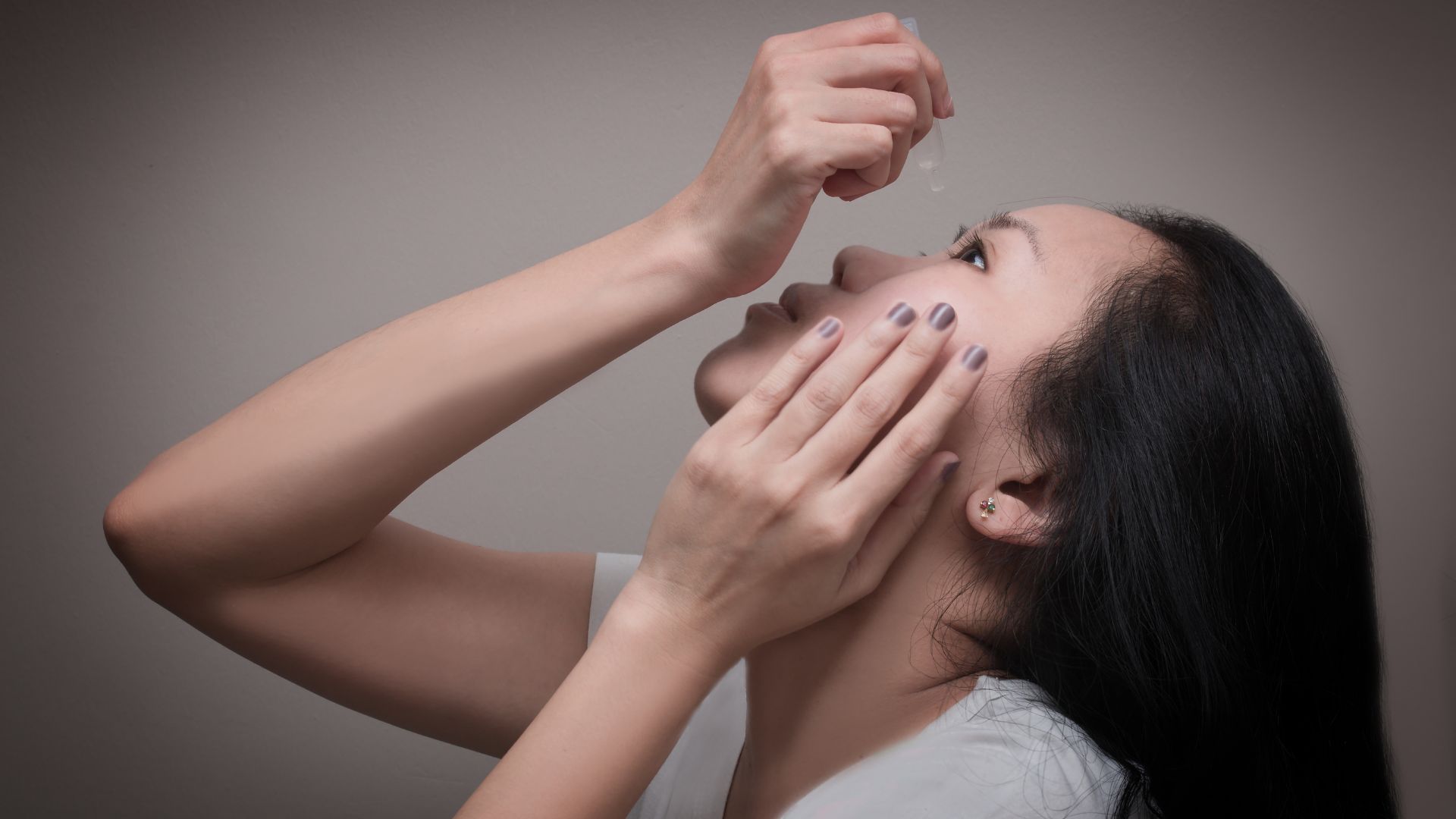 Dùng dung dịch muối sinh lý là một trong những cách hỗ trợ phục hồi viêm bờ mi hiệu quả