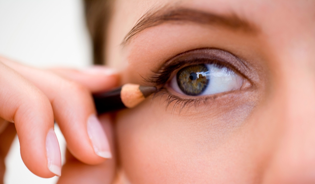 Hạn chế trang điểm hoặc ngưng dùng mascara, chì kẻ mắt khi đang viêm