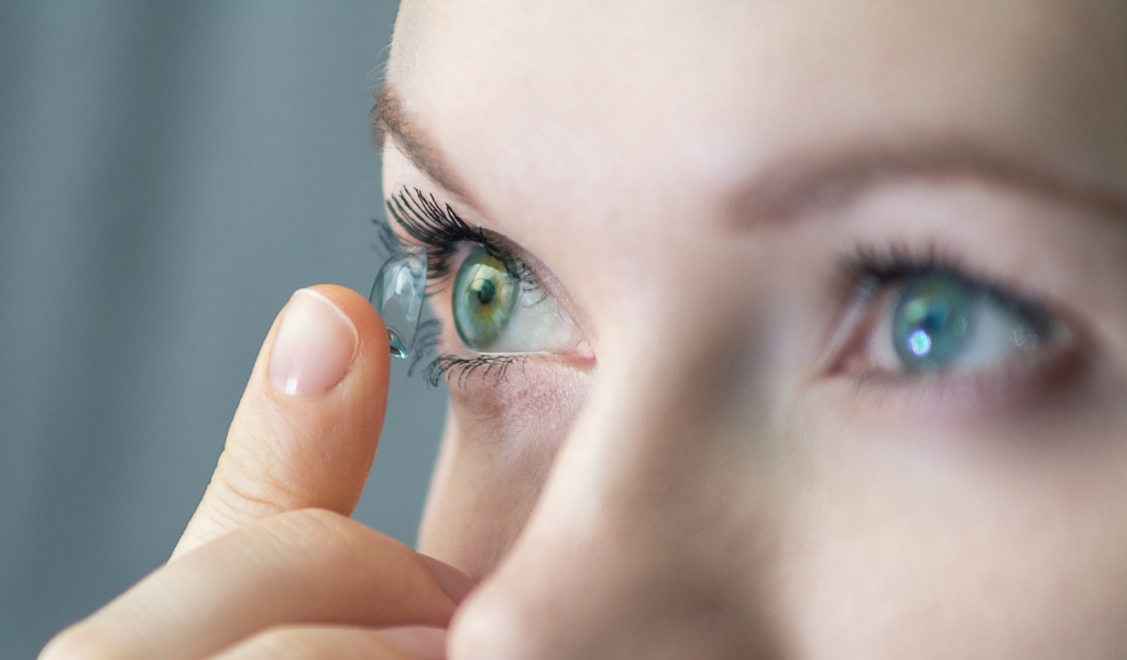 Đeo kính áp tròng lâu ngày làm tăng nguy cơ viêm bờ mi mắt