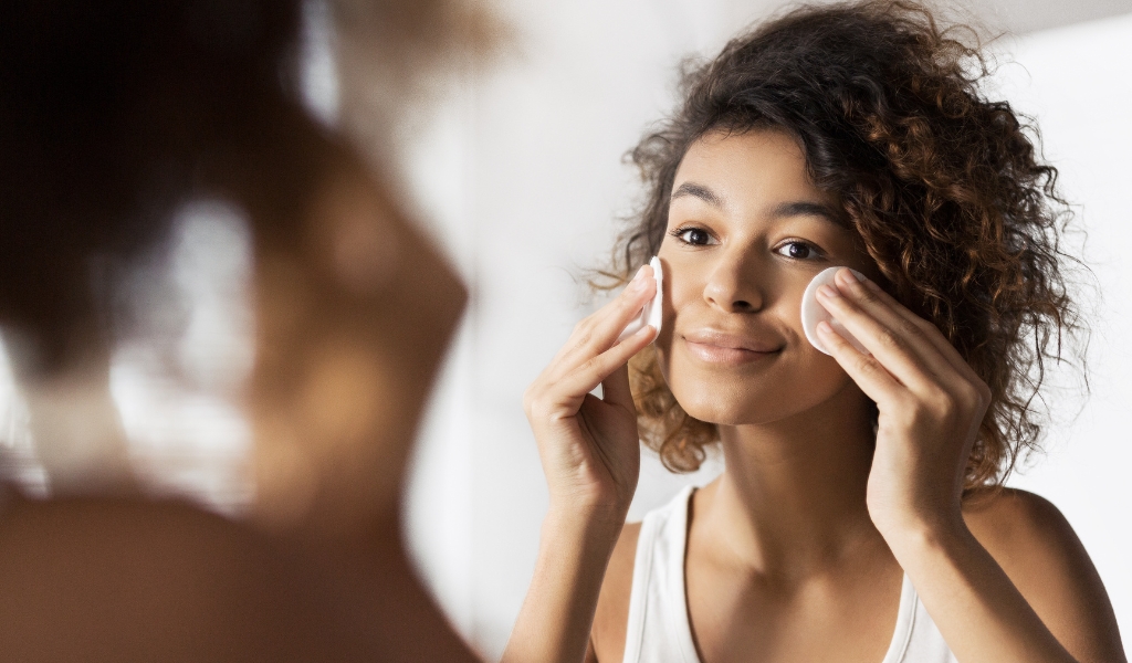 Tẩy trang kỹ sau khi trang điểm giúp ngăn viêm bờ mi tái phát