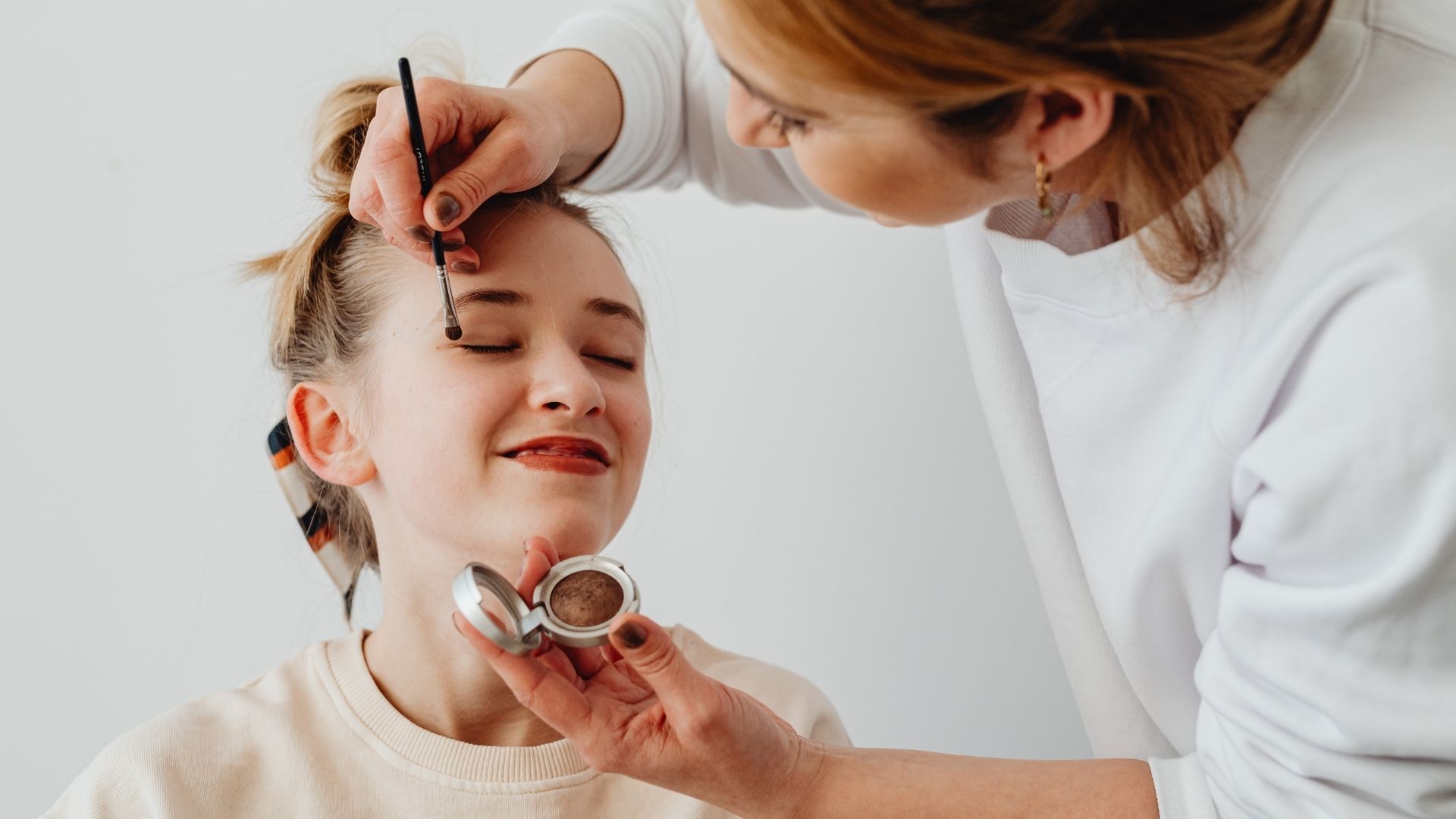 Hạn chế trang điểm giúp giảm nguy cơ mắc viêm bờ mi