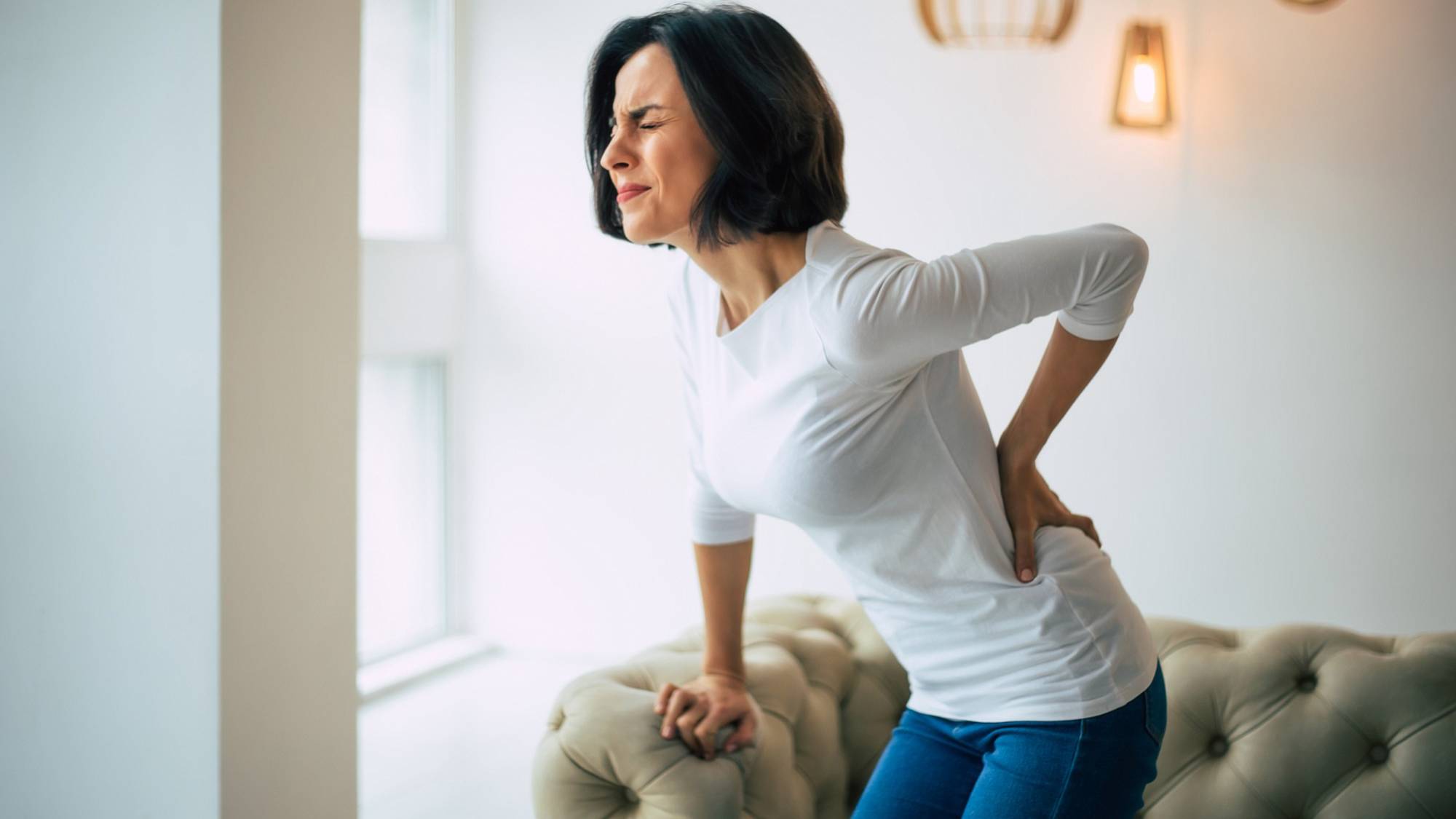 Đau và cứng cột sống là dấu hiệu nhận biết viêm cột sống dính khớp