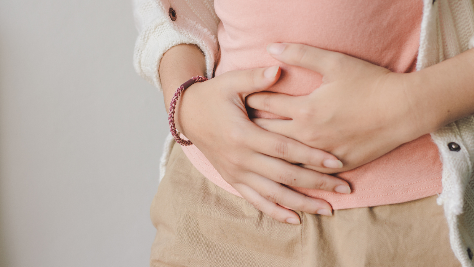 Việc nạp sai loại sữa có thể tăng gánh nặng tiêu hóa, khiến cơn đau bùng phát dữ dội hơn