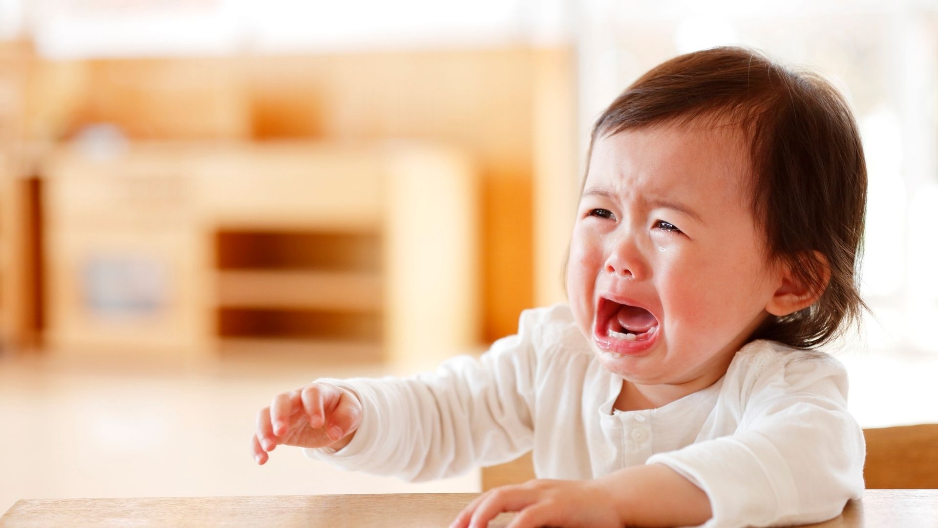 Trẻ nhỏ bị viêm dạ dày ruột cấp thường bú kém và quấy khóc nhiều