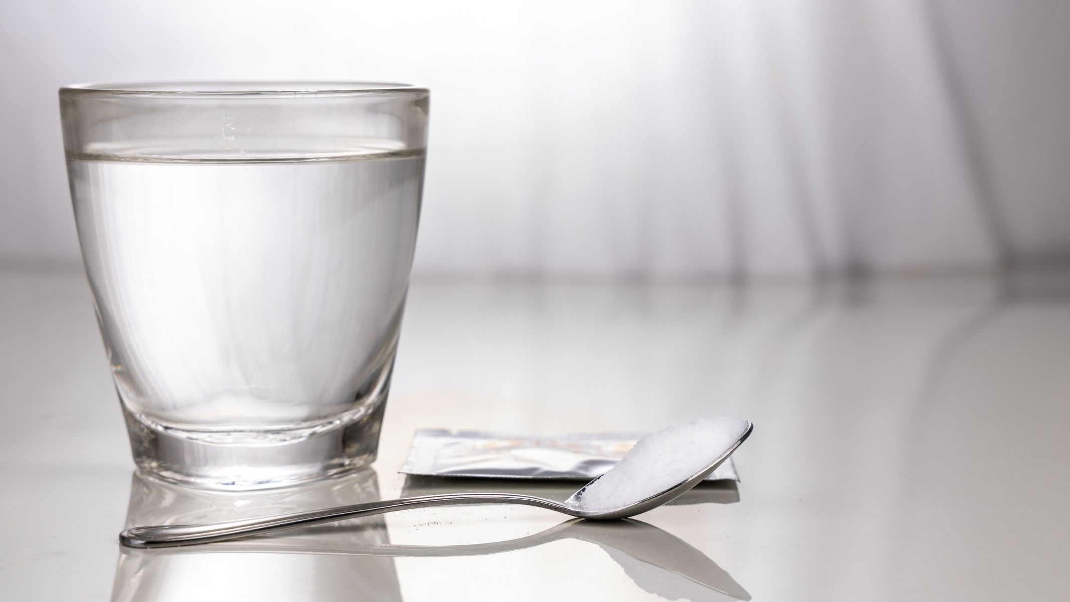 Người bệnh nên uống đủ nước, có thể sử dụng dung dịch bù nước điện giải theo hướng dẫn của bác sĩ để phòng ngừa mất nước nghiêm trọng