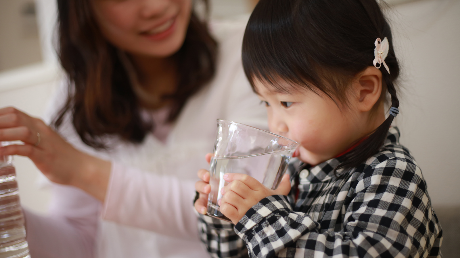 Nên cho trẻ uống dung dịch bù điện giải