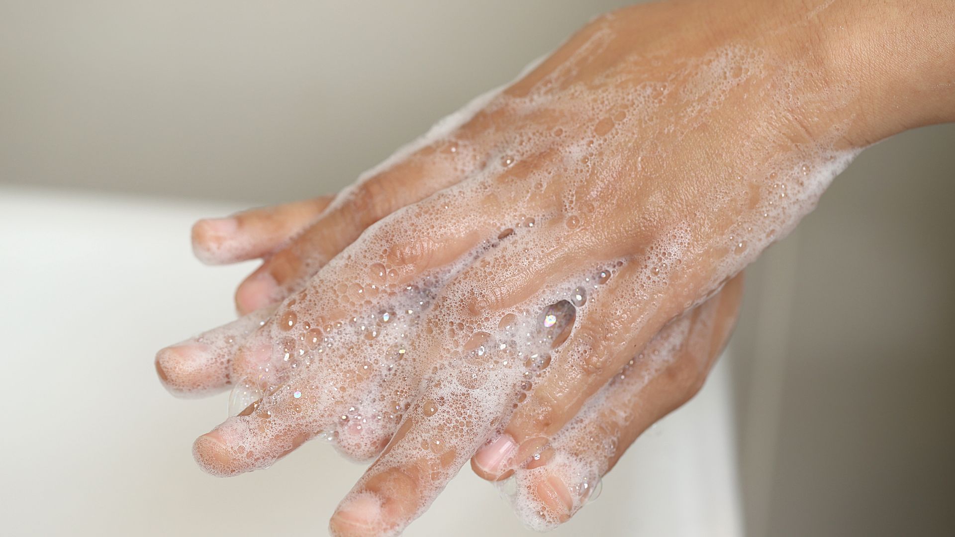 Rửa tay thường xuyên với xà phòng giúp phòng ngừa bệnh viêm da liên cầu