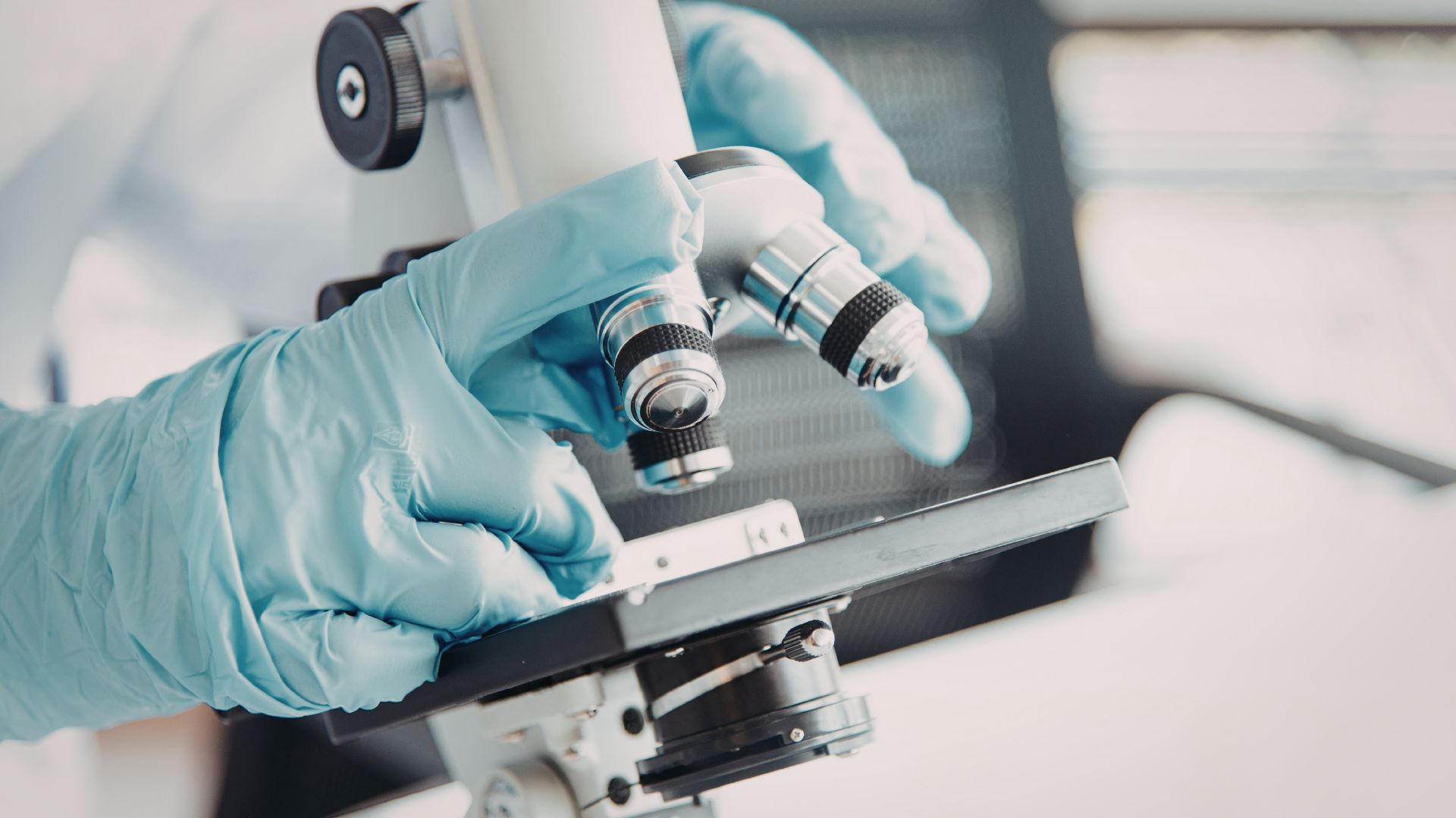 Lấy dịch mủ để nhuộm Gram và nuôi cấy nhằm xác định vi khuẩn gây bệnh