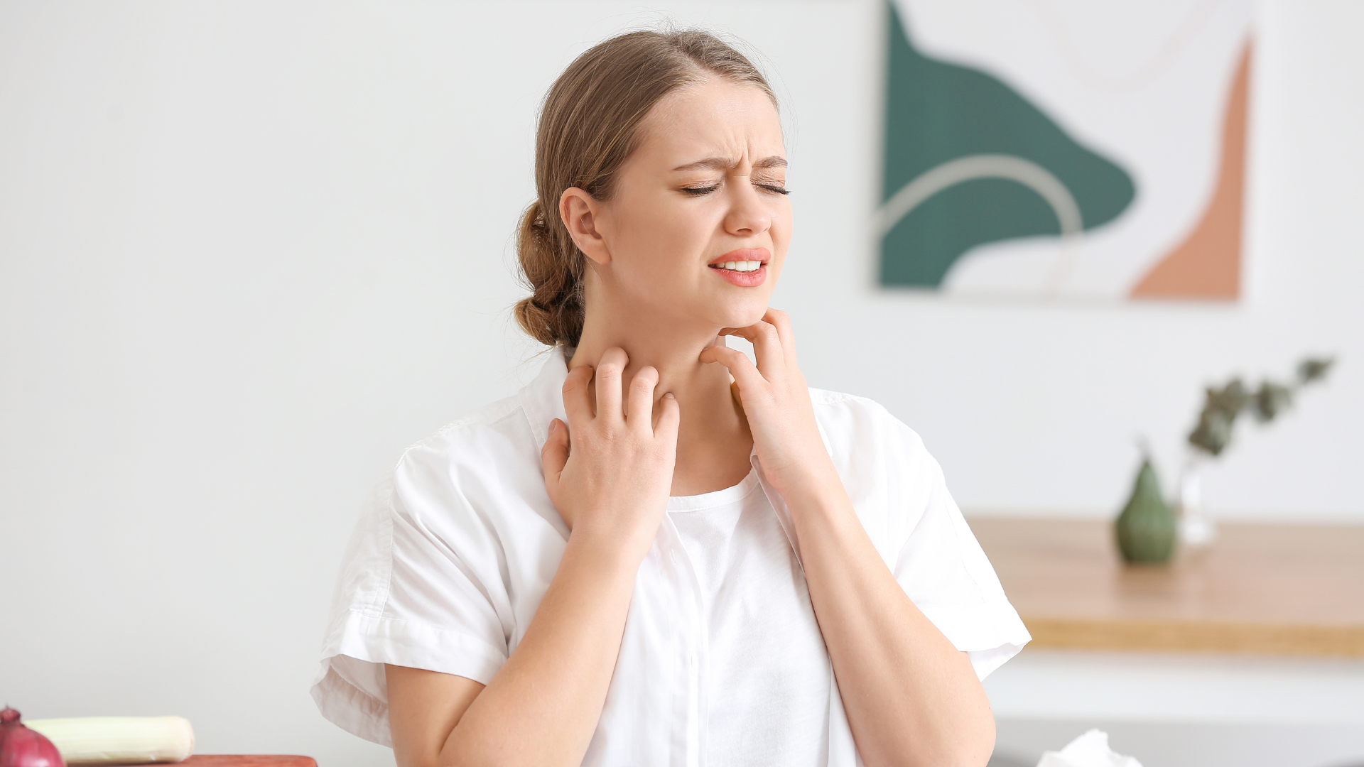 Viêm da tiếp xúc có thể xảy ra khi da tiếp xúc với rất nhiều yếu tố khác nhau