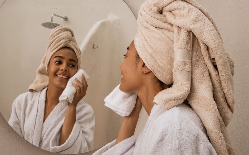 Tắm rửa và rửa vùng da bị viêm da tiếp xúc dị ứng bằng nước muối loãng để ngăn vi khuẩn phát triển