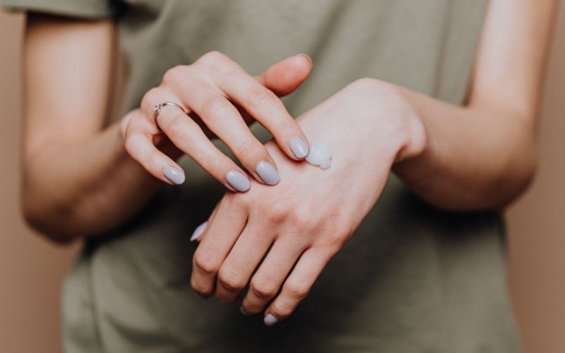 Nên bôi dưỡng ẩm vùng da bị tổn thương để phục hồi hàng rào bảo vệ da