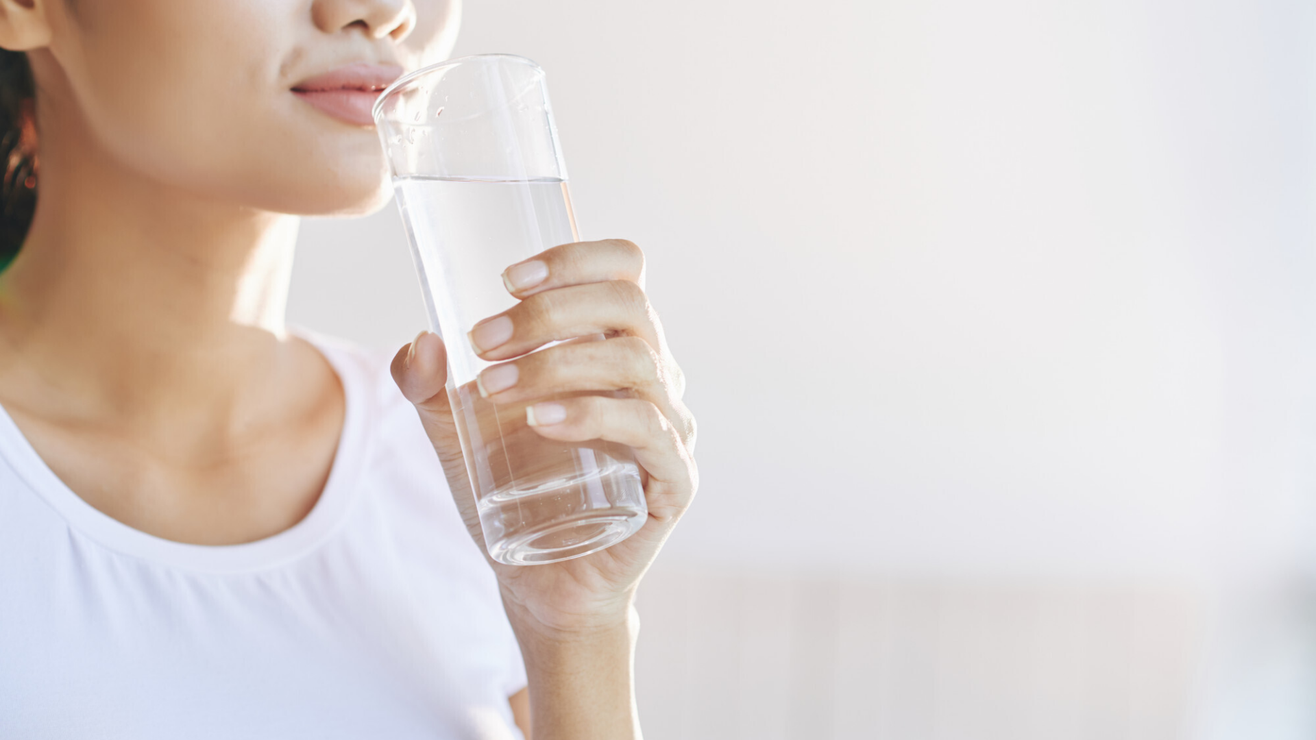 Uống đủ nước hằng ngày để duy trì dòng chảy nước tiểu ổn định, hạn chế nguy cơ tái phát khi quan hệ