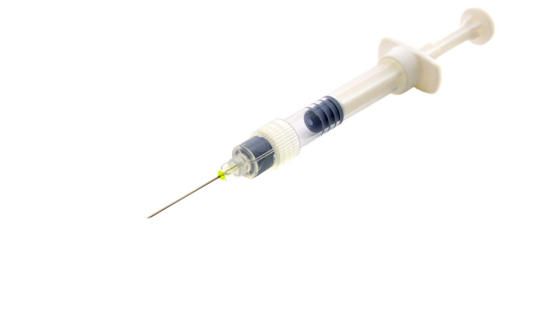 Bạn không nên dùng chung kim tiêm để tránh tiếp xúc trực tiếp với máu và dịch cơ thể