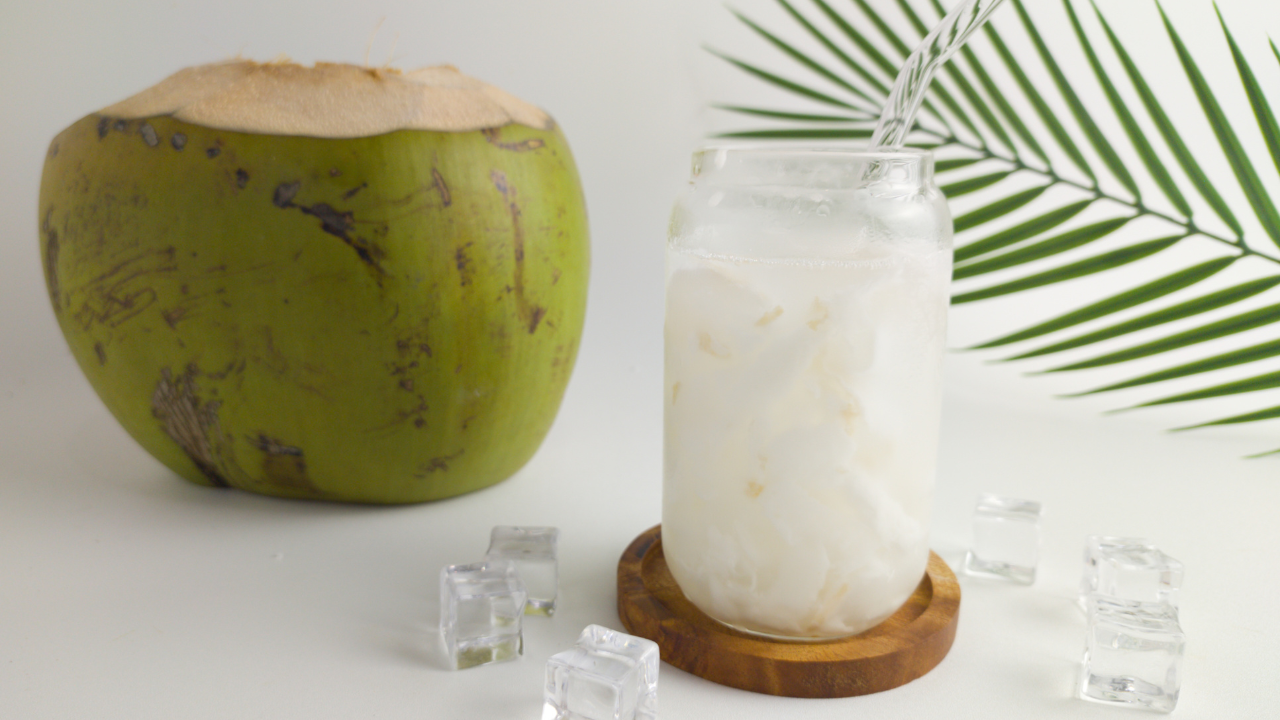 Người đang mệt không nên uống nước dừa