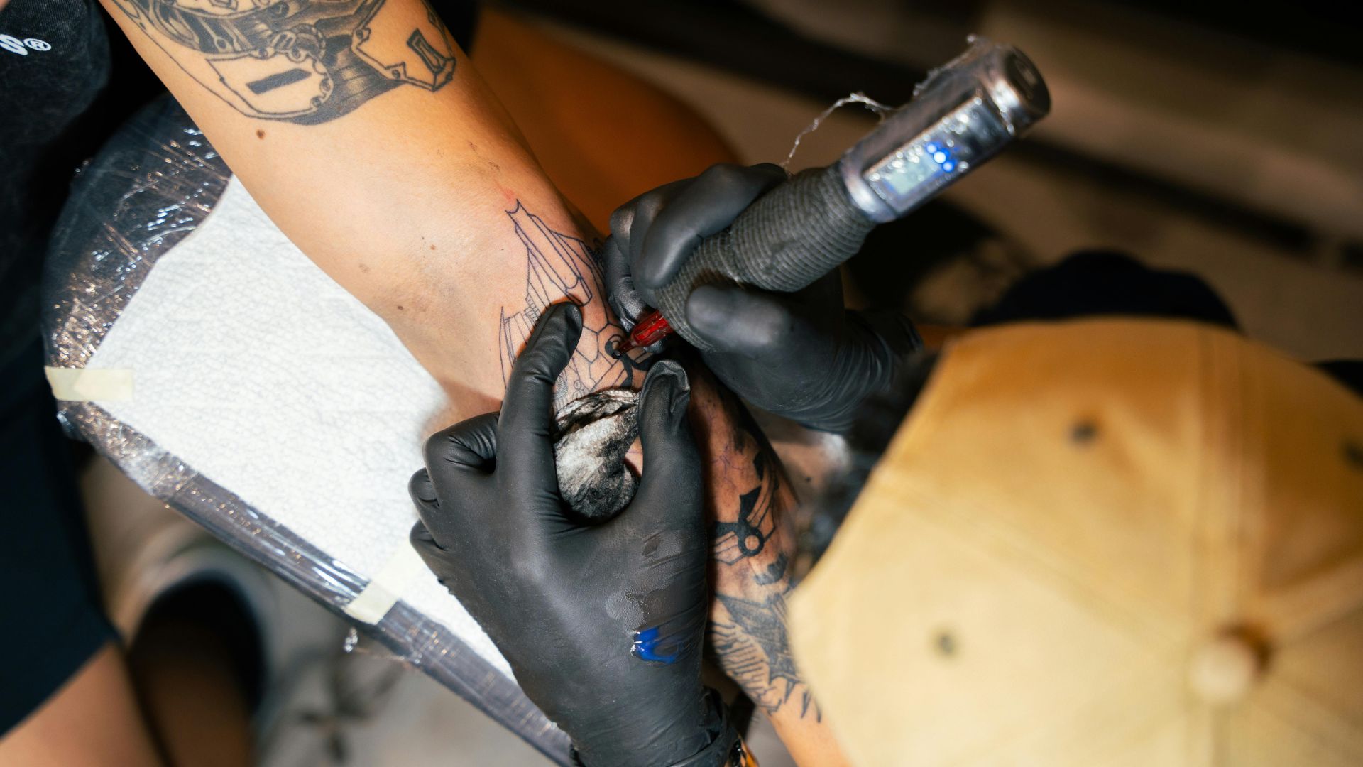 Xăm ở những cơ sở không uy tín làm tăng nguy cơ mắc viêm gan C